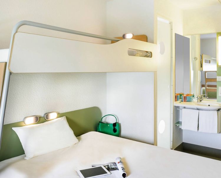 Chambre lit double et lit superposé