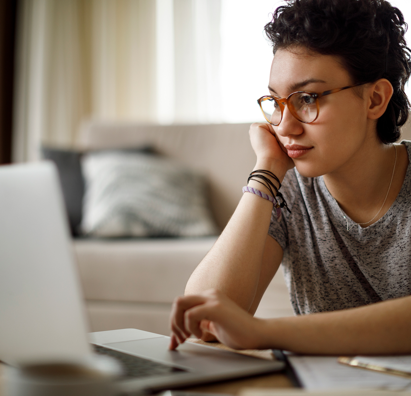 Une étudiante à la recherche d'un logement sur la plateforme NEOMA x Studapart